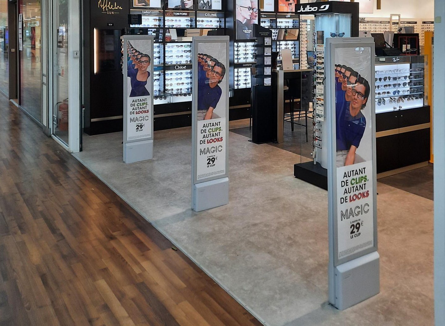 Warensicherungsantenne Solo Plus mit Werbefläche beim Optiker